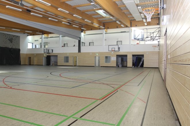 Zweifeld-Sporthalle mit Linoleum-Sportbelag und Spielfeldmarkierungen